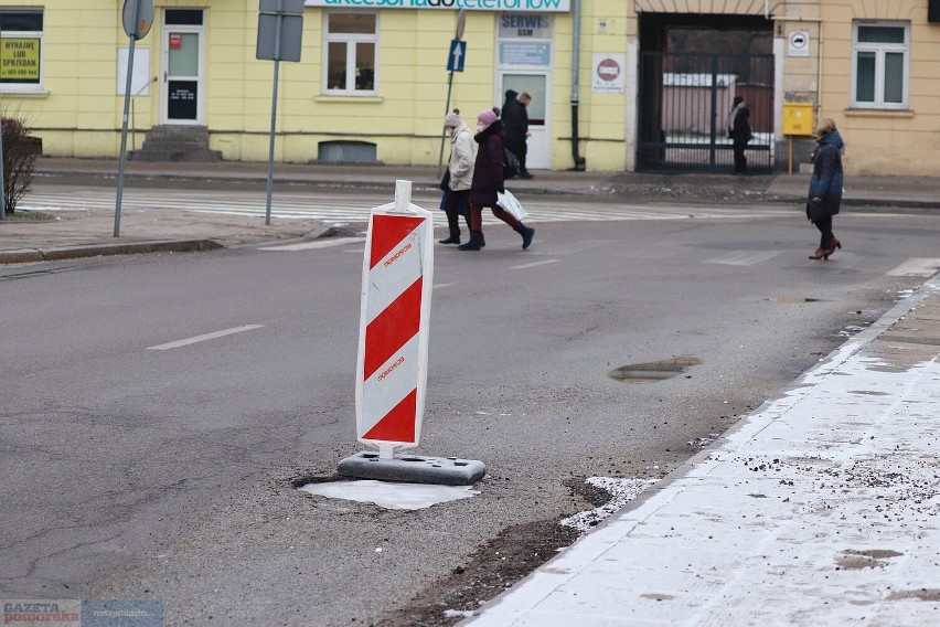 Plac Wolności we Włocławku pełen dziur i słupków drogowych.