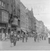 Szaro i obskurnie na ulicach miasta. Tak wyglądał Toruń w czasach PRL-u