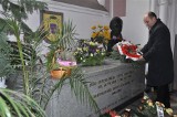 Prezydent miasta złożył kwiaty i zapalił znicze pamięci na grobach zasłużonych