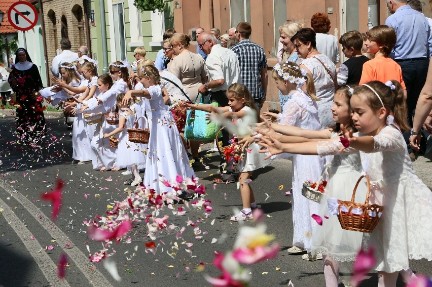 Tłum wiernych wziął udział w procesji Bożego Ciała, która w...