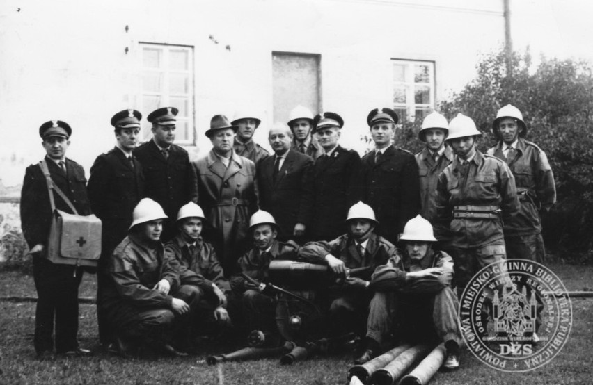 Na zdjęciu prawdopodobnie członkowie Zakładowej Straży Pożarnej Grodziskiej Spółdzielni Pracy