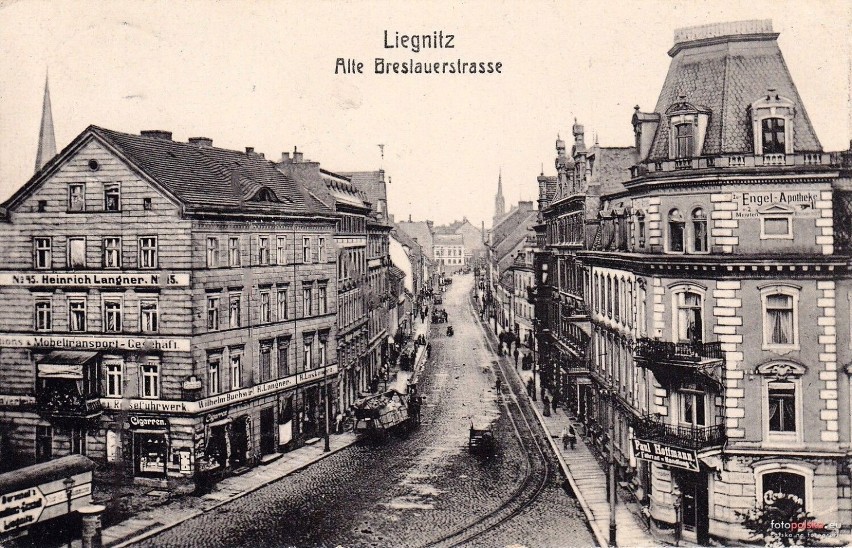 Tak wyglądała 100 lat temu jedna z głównych ulic Legnicy. Zobacz archiwalne zdjęcia ulicy Wrocławskiej!