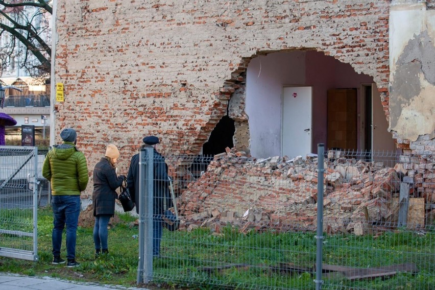 Część zachodniej ściany kamienicy przy ulicy Grodzkiej 4 w...