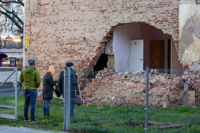 Część zachodniej ściany kamienicy przy ulicy Grodzkiej 4 w Bydgoszczy zawaliła się 7 października 2021 r.