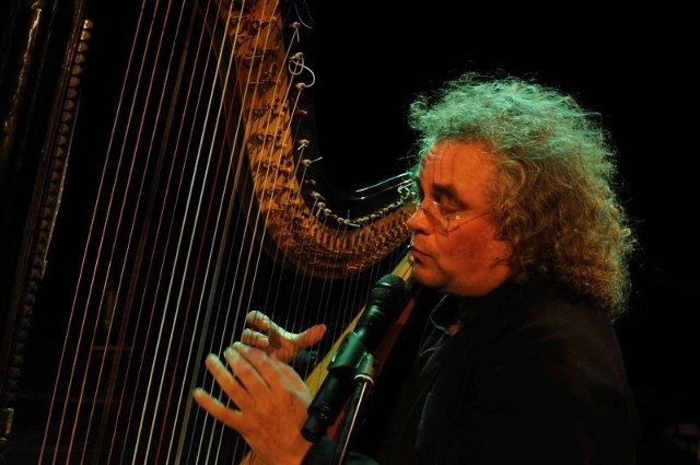 Vollenweider nie gra na klasycznym instrumencie, lecz na własnoręcznie skonstruowanej harfie elektroakustycznej