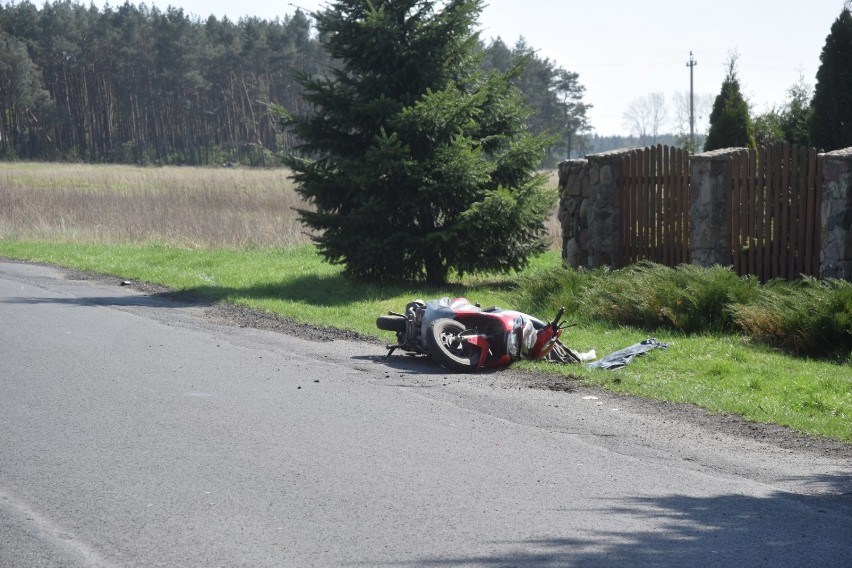 Wczorajszy wypadek w Jankowie Dolnym okazał się tragiczny. Nie udało się uratować życia motorowerzysty