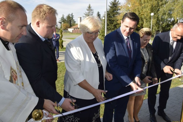 We wtorek, 16 października, odbyło się otwarcie na terenie Domu Pomocy Społecznej Centrum Usług Społecznych. W ramach nowej instytucji opiekuńczej powstał między innymi dzienny dom pomocy dla osób starszych, przygotowywane są posiłki, które następnie dowożone są do osób starszych na terenie Skierniewic, wypożyczalnia sprzętu wspomagającego i pielęgnacyjnego itp.