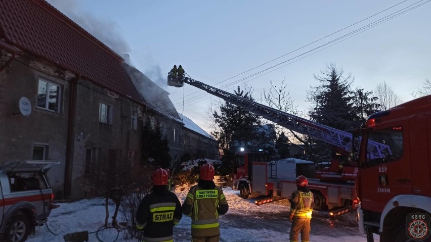 Pożar poddasza w Mikoszowej. Z ogniem walczyło 9 zastępów straży pożarnej (ZDJĘCIA)