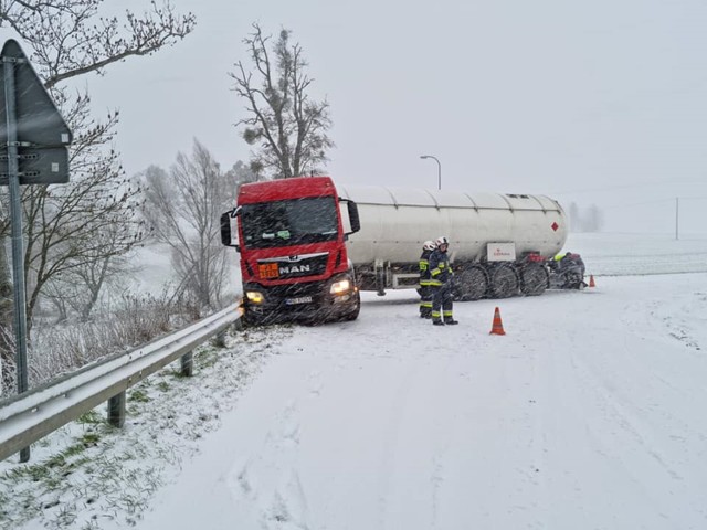 Ciężarówka z cysterną wpadła w poślizg i zatrzymała się na przydrożnych bierkach w Jaromierzu (gm. Gardeja)