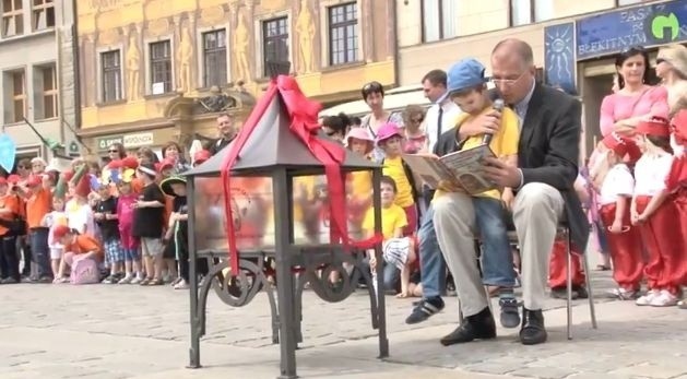 Rafał Dutkiewicz czyta dzieciom (FILM, ZDJĘCIA)