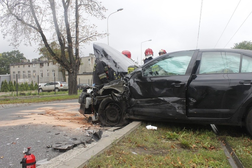  Wypadek na Konstantynowskiej w Łodzi. Czołowe zderzenie [ZDJĘCIA]