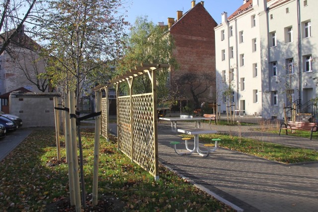 Mieszkańcy otrzymali wygodne chodniki z kostki i parkingi. Jest mnóstwo zieleni, drzew i krzewów. Dzieci mają do zabawy dwa nowoczesne place. Powstała siłownia pod chmurką. Można odpocząć na wygodnych ławkach albo w gustownej altanie. Teren oświetlają nowoczesne lampy.