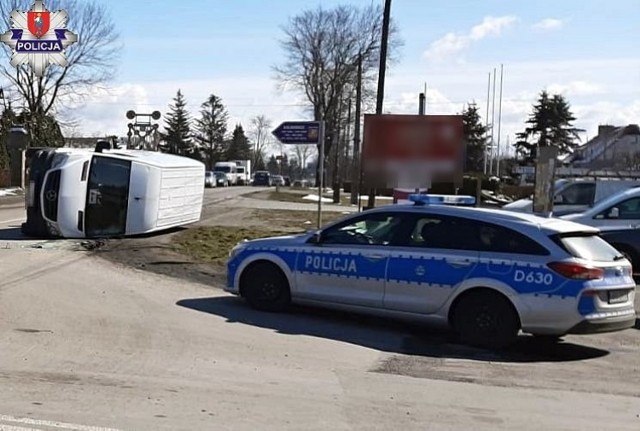 Policyjny radiowóz, w tle leżący na boku buc marki Mercedes-Benz