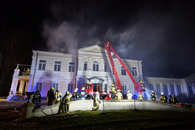 Pożar zabytkowego pałacu w miejscowości Dębe Małe