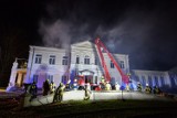 Pożar zabytkowego pałacu pod Warszawą. W akcji gaśniczej wzięło udział stu strażaków