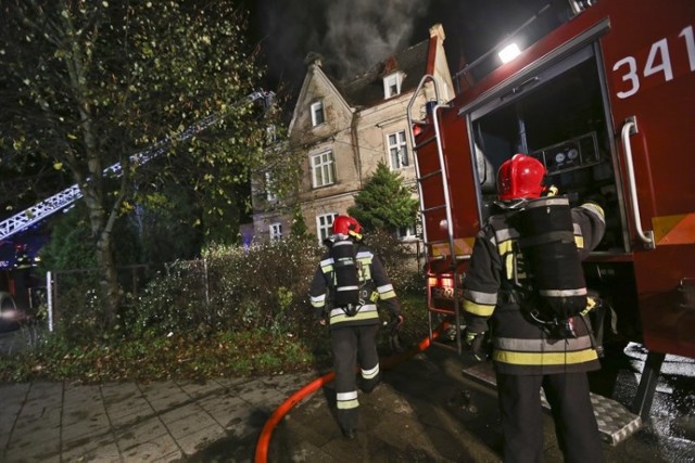 Pożar kamienicy przy ul. Sulechowskiej w Zielonej Górze wybuchł w poniedziałek, 6 listopada. Płomienie pojawiły się na dachu. Na miejsce przyjechało siedem jednostek straży pożarnej zawodowej oraz ochotników.

Pożar wybuchł około godz. 20.00.  Bardzo szybko pojawiły się wozy zielonogórskich strażaków oraz ochotników z okolicy. Podjechała również cysterną z wodą. Ruszyła akcja gaśnicza.

Strażacy walczyli z płonącym poddaszem kamienicy. Sytuacja była trudna. Płomienie widać było na zewnątrz. – Pożar udało się szybko opanować – mówi bryg. Dariusz Mach, komendant miejski zielonogórskich strażaków. Około godz. 21.00 strażacy dogaszali już poddasze, z którego cały czas unosił się dym. – Zabezpieczymy dach foliami przed deszczem – mówi bryg. Mach.

Zobacz: KRYMINALNY CZWARTEK  Dwa dni i trzy bójki z użyciem noża w Lubuskiem


