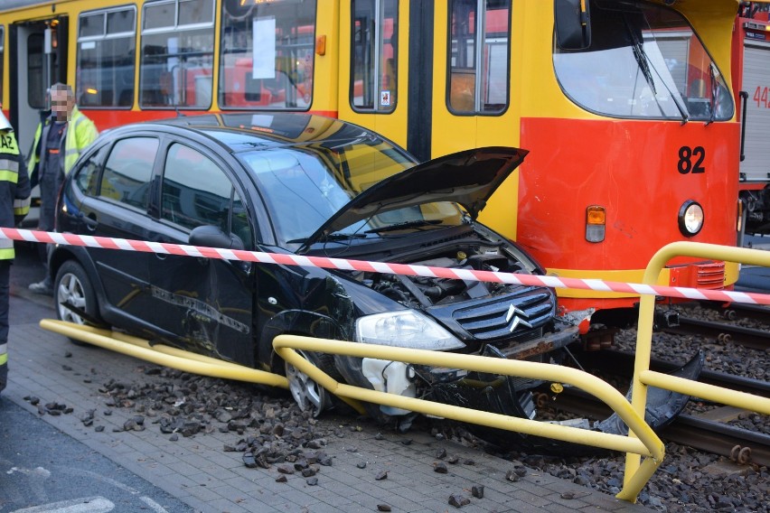 Samochód zderzył się z tramwajem w Grudziądzu. Jedna osoba trafiła do szpitala [zdjęcia]
