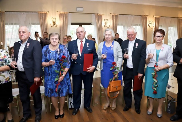 19 par z gminy Warta świętowało wspólne 50 lat! Były medale od prezydenta RP