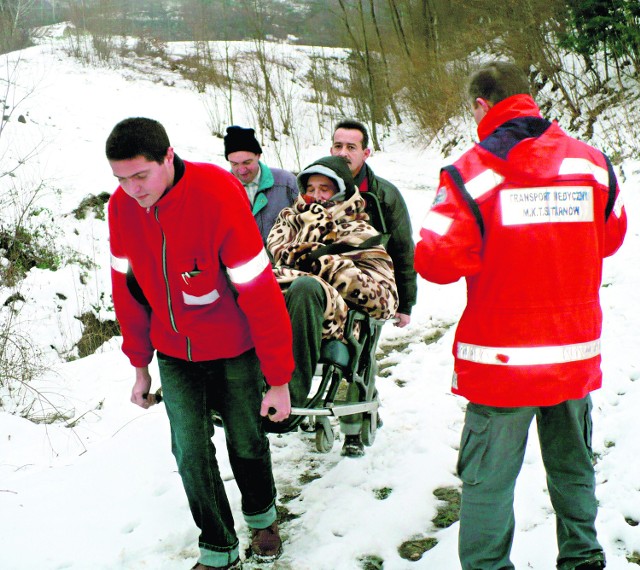 Ratownicy nieśli polami Bolesława Chodaka do ambulansu prawie dwa kilometry
