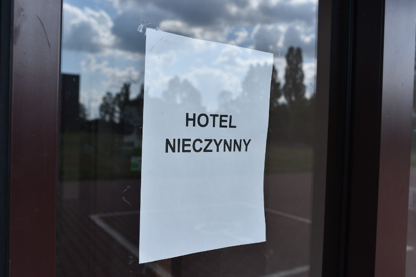 Po zburzeniu hotelu na lotnisku w Lesznie powstać ma muzeum? Miasto zapewnia, że wieża ocaleje [ZDJĘCIA]
