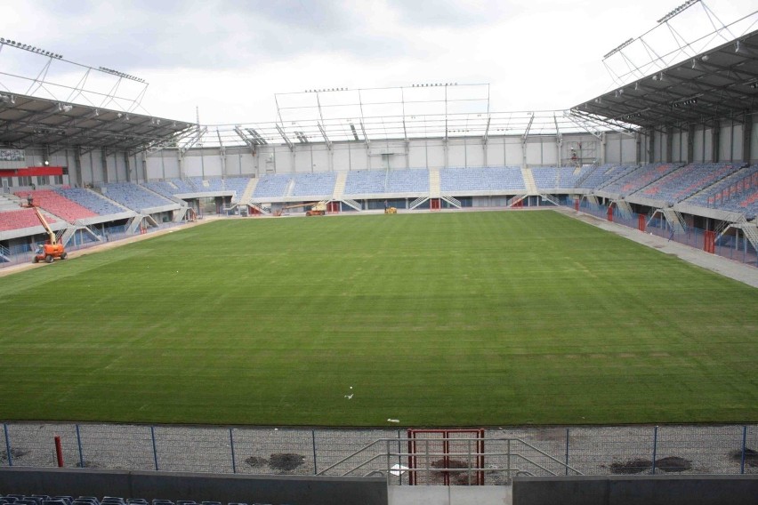 Gliwice: Stadion Piasta jest już niebiesko-czerwony i ma murawę [ZDJĘCIA]