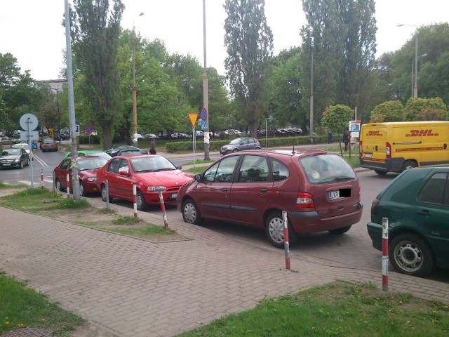 Na ul. Chodźki wciąż parkują na zakazie