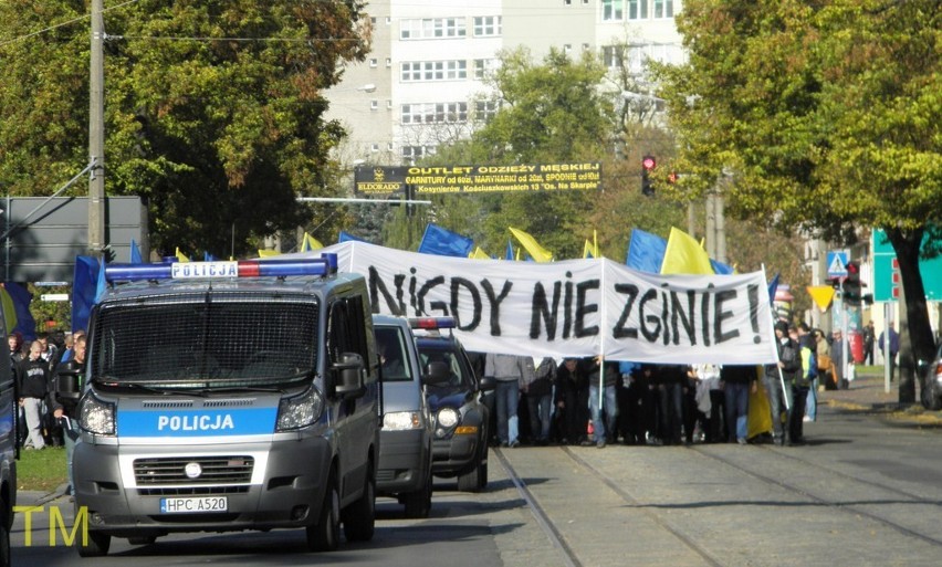 Piłka Nożna Dla Torunia! Przemarsz kibiców Elany pod Urząd Miasta [ZDJĘCIA I WIDEO]