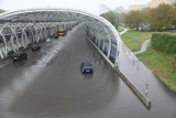 Trasa S8 w Warszawie zalana. Intensywne opady deszczu zmieniły jezdnię w rzekę. Korek na ponad 10 kilometrów 