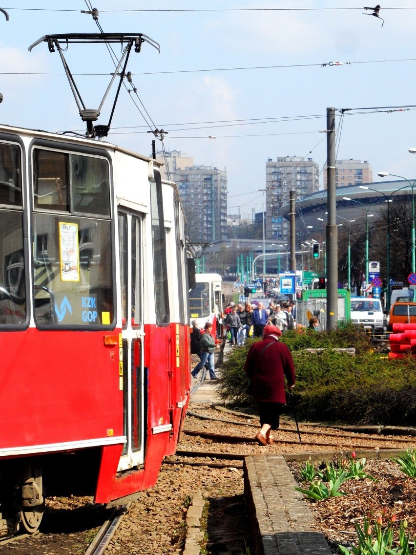 Katowice: Przedzielili rynek na pół. Jest chaos [ZDJĘCIA]