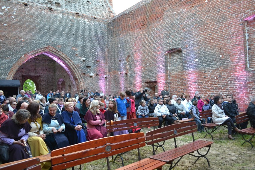  Steblewo: Duch Pastorowej powrócił! - inscenizacja w ruinach XIV-wiecznego kościoła [ZDJĘCIA]