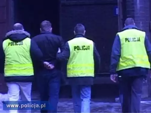 Policja prowadzi podejrzanego mężczyznę