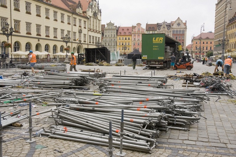 Wielkie sprzątanie Rynku: Trwa demontaż strefy kibica (ZDJĘCIA)