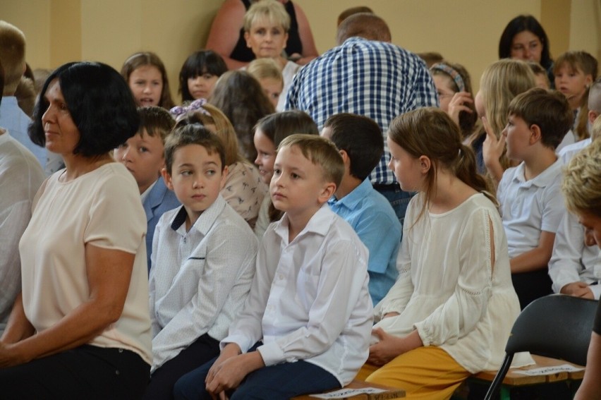 Nowy rok szkolny w Stalowej Woli. Uczniowie usłyszeli pierwszy dzwonek -  zobacz zdjęcia