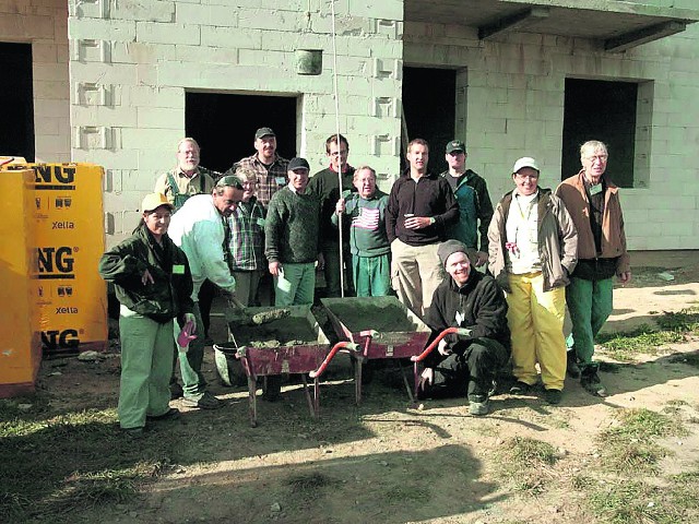 Jeszcze jesienią 2005 r. w budowie domów w Sadach pomagali amerykańscy wolontariusze