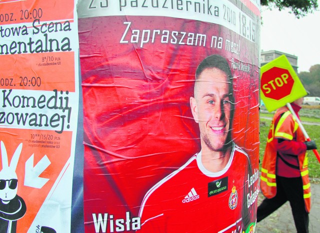 Patryk Małecki na meczowych plakatach zaprasza na najbliższy mecz Wisły z Lechią Gdańsk