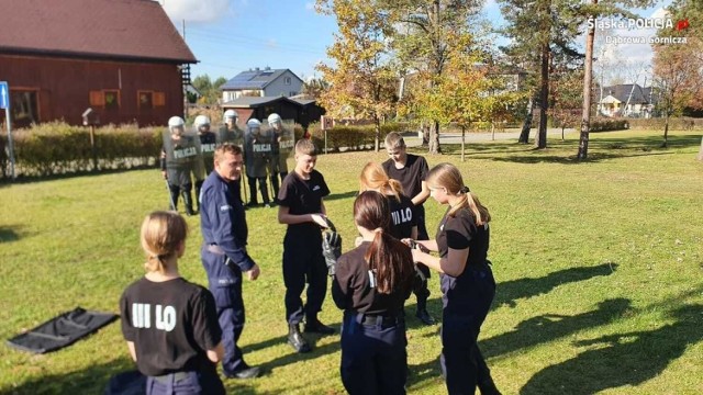 Kadeci III LO w Dąbrowie Górniczej szkolili się wspólnie z dąbrowskimi policjantami 

Zobacz kolejne zdjęcia/plansze. Przesuwaj zdjęcia w prawo naciśnij strzałkę lub przycisk NASTĘPNE