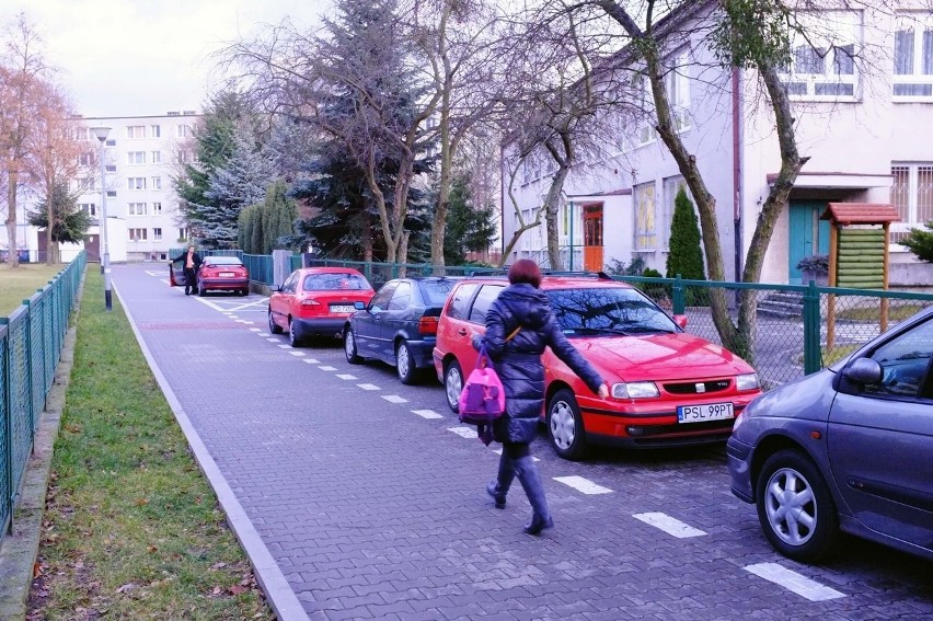 Przedszkolaki wychodzą przez furtkę wprost pod parkujące...