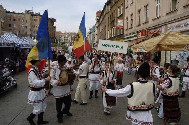 Zespoły folklorystyczne ze  Wschodniej Europy czarują zawsze kolorowymi strojami, pięknymi pieśniami, skoczną muzyką i porywającymi tańcami, jak w Poznaniu w 2009 roku