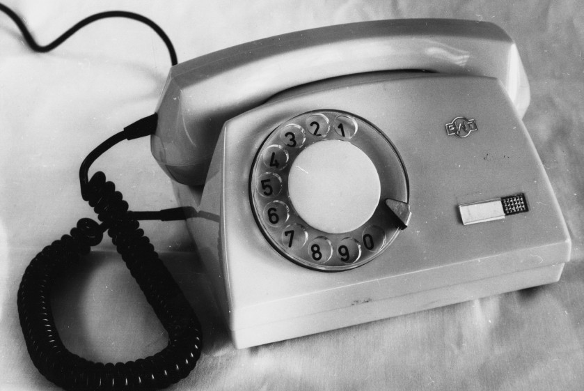Telefony: w latach 60. abonentów telefonicznych było w woj....