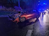 Wypadek w Bydgoszczy. Auto osobowe zderzyło się z ciężarówką [zdjęcia]