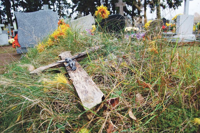 Cmentarz w Uniechowie wyglądał jak po przejściu huraganu