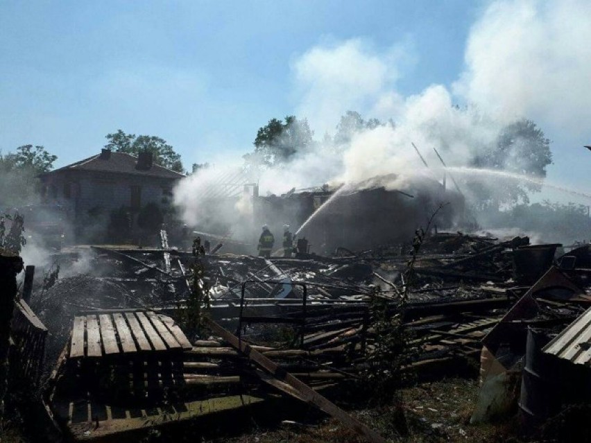 Pożary budynków  gospodarczych w powiecie tomaszowskim. Strażacy mieli pracowite dni [ZDJĘCIA]