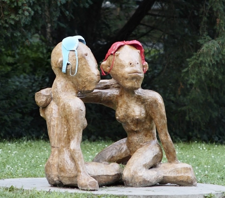 Dwie kobiety z biustonoszami na głowie w parku Sołackim (materiał użytkownika MM)