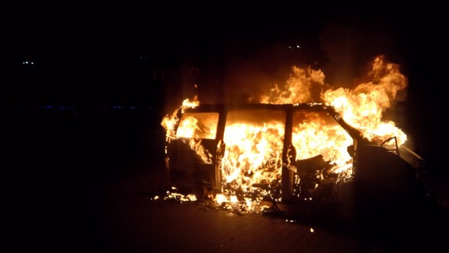 W sobotę chwilę przed godz. 23 straż pożarna w Przemyślu otrzymała zgłoszenie o palącym się samochodzie na parkingu przy Tesco na ul. Lwowskiej w Przemyślu. O pożarze poinformowali Strażnicy Miejscy. Wyjechał jeden zastęp PSP Przemyśl. Okazało się, że płonął wrak wypełniony śmieciami. Na miejscu był patrol policji. 

Zobacz też: Porzucone samochody na parkingach w Przemyślu [ZDJĘCIA]