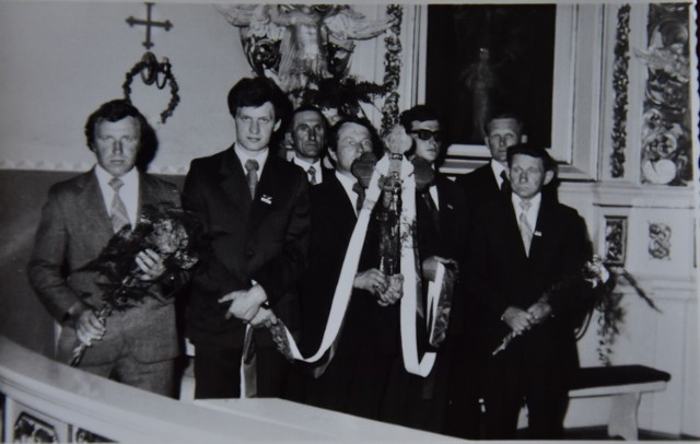 Zdjęcia z momentu poświęcenia i zawieszenia krzyża w Urzędzie Gminy w Gąsawie, w 1981 roku.