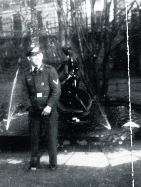Sierżant Kozubik w mundurze Luftwaffe...