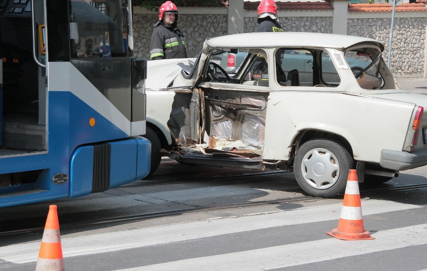 Kraków: zderzenie tramwaju z trabantem [ZDJĘCIA]