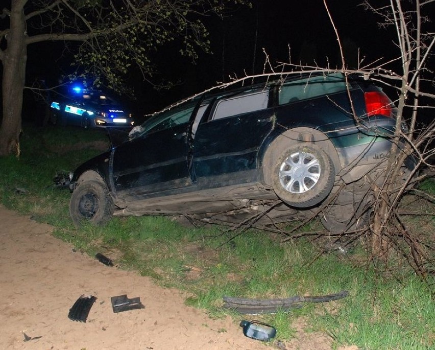 Mareza: Wypadek na ul. Grabowskiej. 26-latek uderzył samochodem w drzewo [ZDJĘCIA]