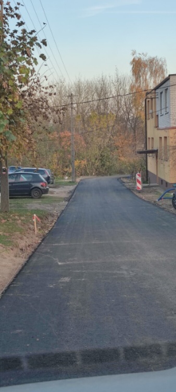 Aura pomaga, trwają inwestycje drogowe w gminie Poddębice. Gdzie prowadzone są inwestycje? ZDJĘCIA