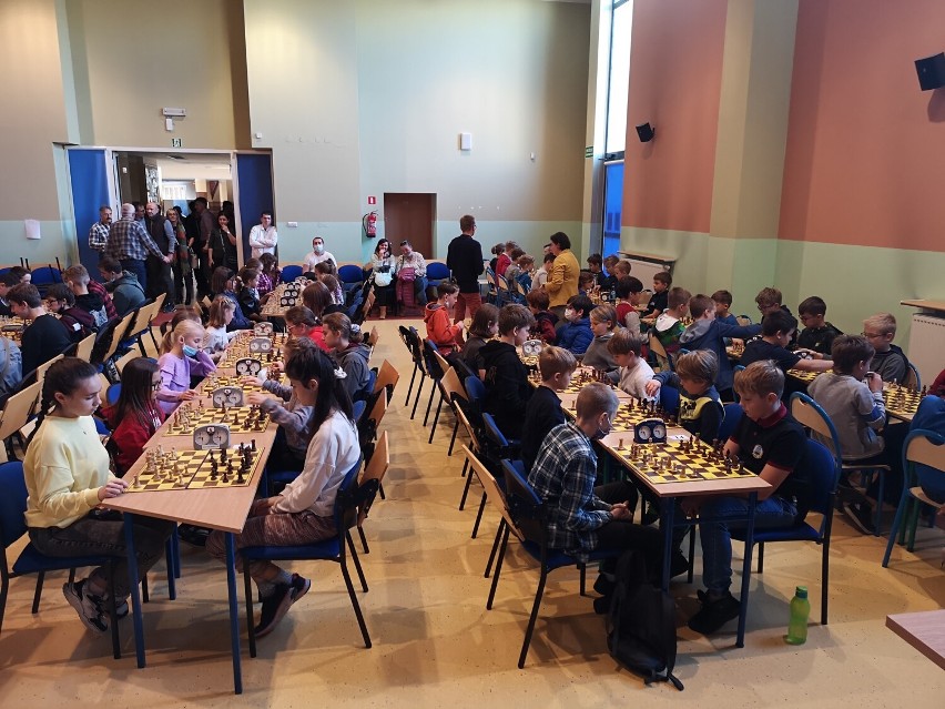 Szkolne Mistrzostwa Kalisza w szachach 2021. Ponad setka zawodników przy szachownicach. ZDJĘCIA